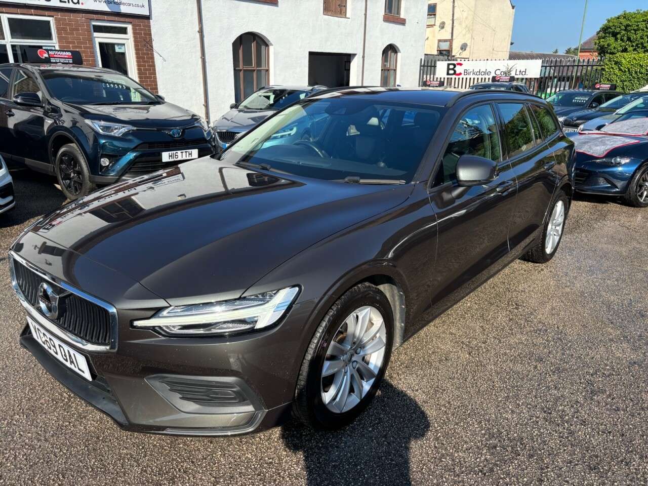 A 2019 VOLVO V60 2.0 D4 Momentum Plus Estate 5dr Diesel Manual Euro 6 (s/s) (190 ps) FSH - H A 2019 VOLVO V60 2.0 D4 Momentum Plus Estate 5dr Diesel Manual Euro 6 (s/s) (190 ps) FSH - H