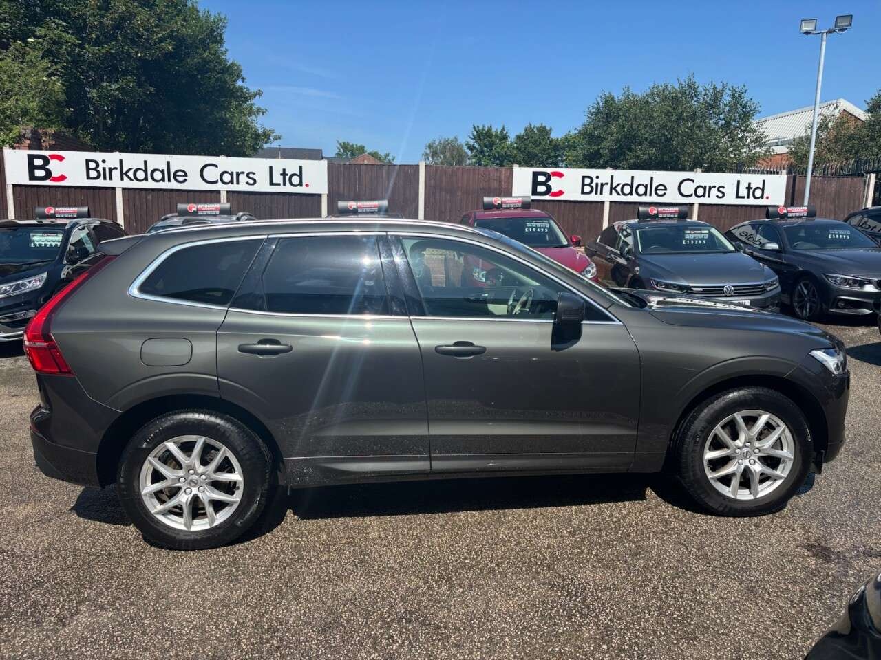 A 2020 VOLVO XC60 2.0 B5 MHEV Momentum SUV 5dr Petrol Hybrid Auto AWD Euro 6 (s/s) (250 ps) F A 2020 VOLVO XC60 2.0 B5 MHEV Momentum SUV 5dr Petrol Hybrid Auto AWD Euro 6 (s/s) (250 ps) F