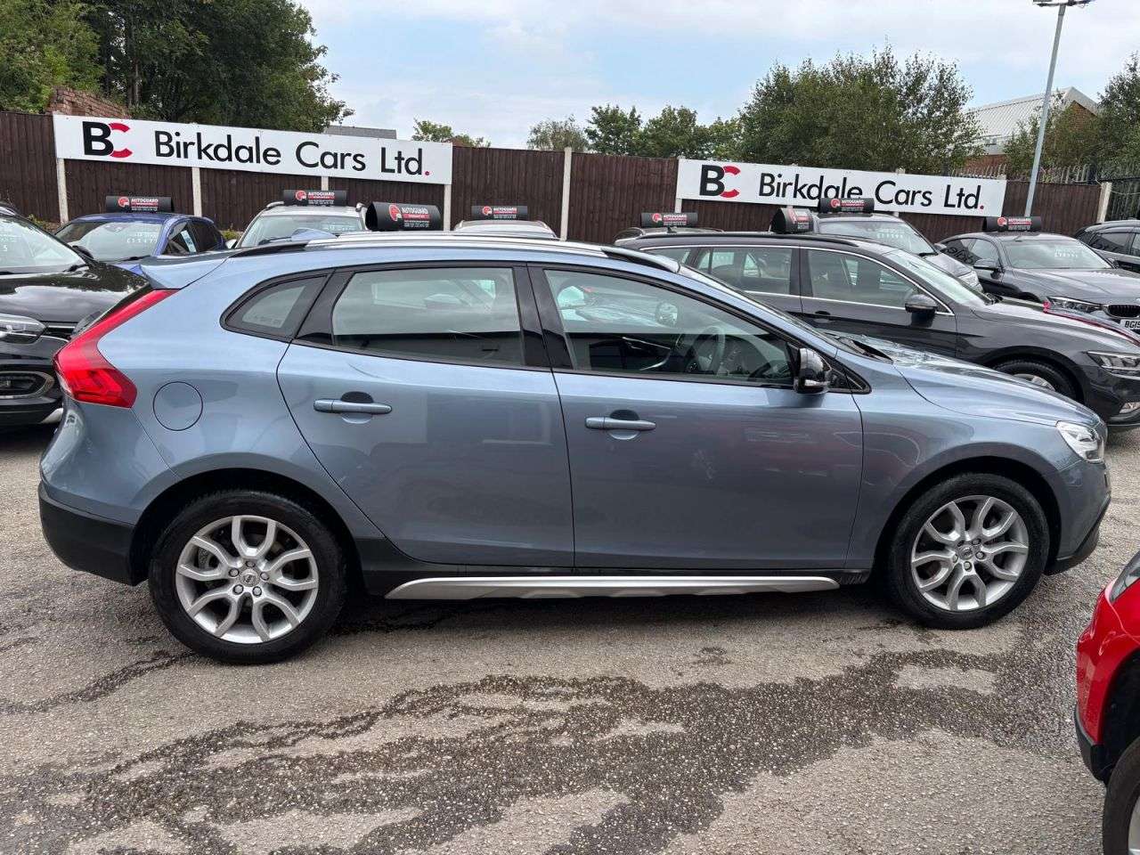 A 2017 VOLVO V40 CROSS COUNTRY 2.0 T3 Pro Hatchback 5dr Petrol Manual Euro 6 (s/s) (152 ps) FSH - LEATHER/ A 2017 VOLVO V40 CROSS COUNTRY 2.0 T3 Pro Hatchback 5dr Petrol Manual Euro 6 (s/s) (152 ps) FSH - LEATHER/