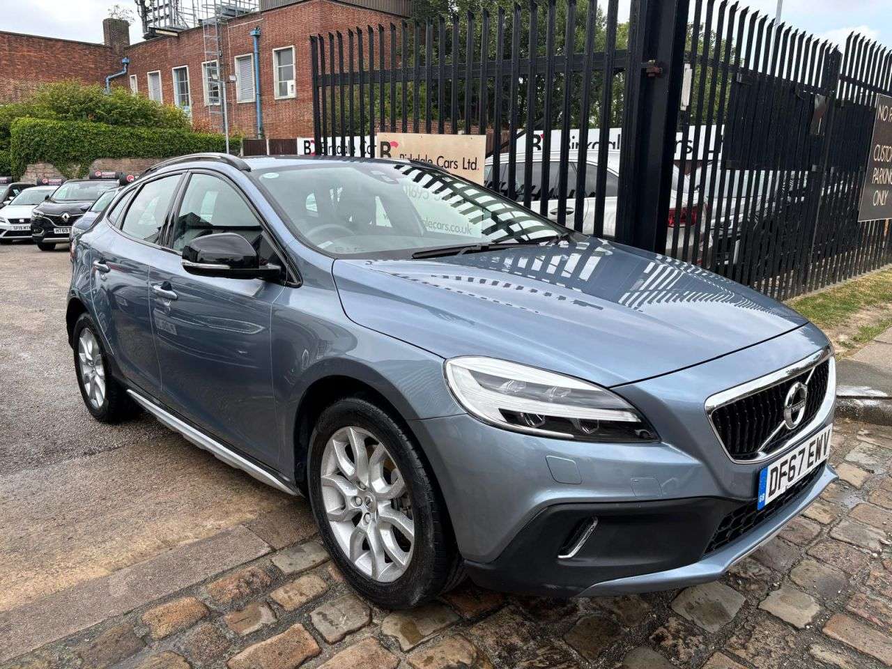 A 2017 VOLVO V40 CROSS COUNTRY 2.0 T3 Pro Hatchback 5dr Petrol Manual Euro 6 (s/s) (152 ps) FSH - LEATHER/ A 2017 VOLVO V40 CROSS COUNTRY 2.0 T3 Pro Hatchback 5dr Petrol Manual Euro 6 (s/s) (152 ps) FSH - LEATHER/