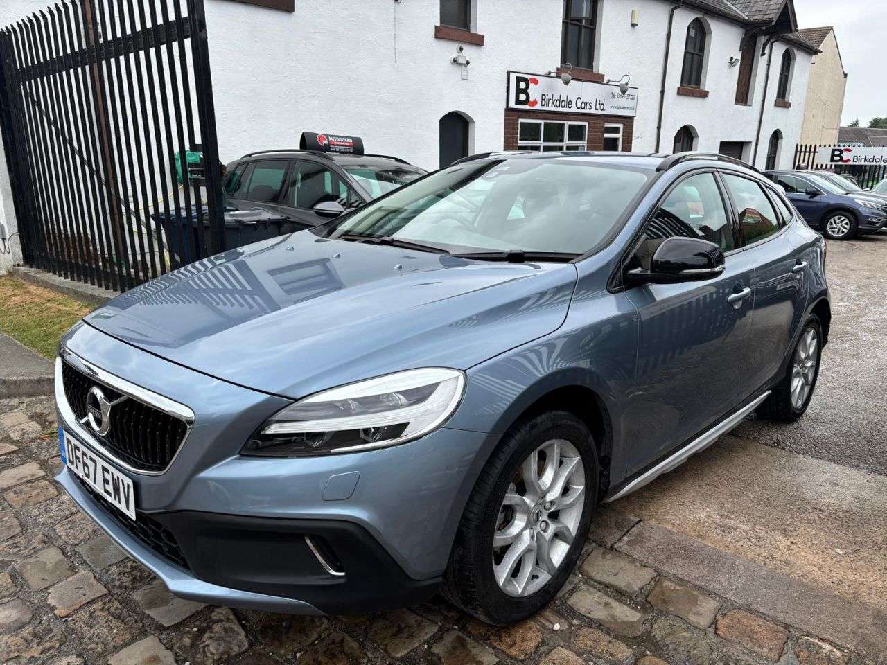 A 2017 VOLVO V40 CROSS COUNTRY 2.0 T3 Pro Hatchback 5dr Petrol Manual Euro 6 (s/s) (152 ps) FSH - LEATHER/ A 2017 VOLVO V40 CROSS COUNTRY 2.0 T3 Pro Hatchback 5dr Petrol Manual Euro 6 (s/s) (152 ps) FSH - LEATHER/