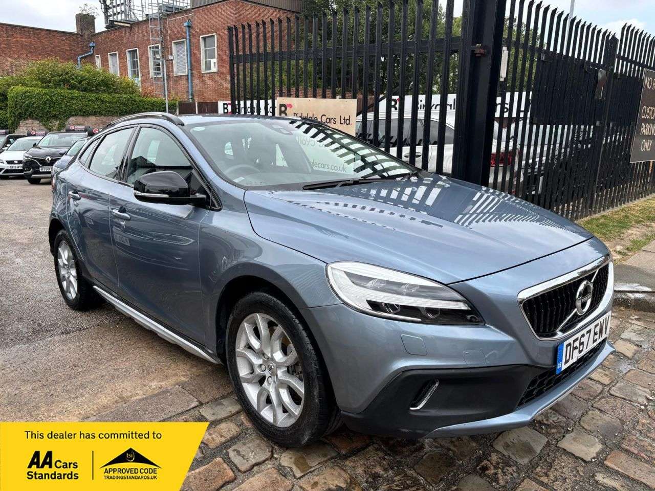 A 2017 VOLVO V40 CROSS COUNTRY 2.0 T3 Pro Hatchback 5dr Petrol Manual Euro 6 (s/s) (152 ps) FSH - LEATHER/ A 2017 VOLVO V40 CROSS COUNTRY 2.0 T3 Pro Hatchback 5dr Petrol Manual Euro 6 (s/s) (152 ps) FSH - LEATHER/