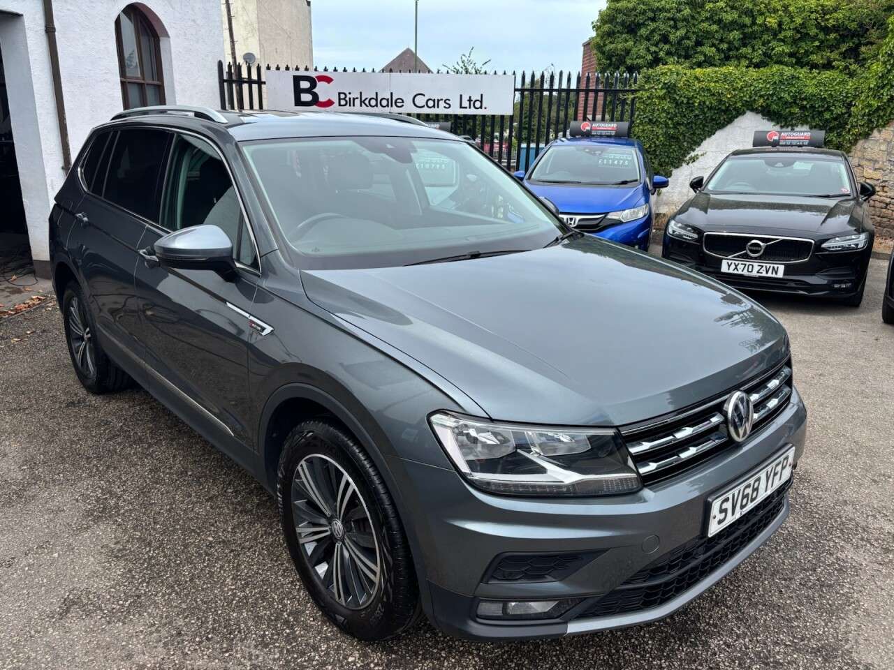 A 2018 VOLKSWAGEN TIGUAN ALLSPACE 2.0 TDI SE Nav SUV 5dr Diesel 4Motion 4WD Manual Euro 6 (s/s) (150 ps) FSH A 2018 VOLKSWAGEN TIGUAN ALLSPACE 2.0 TDI SE Nav SUV 5dr Diesel 4Motion 4WD Manual Euro 6 (s/s) (150 ps) FSH