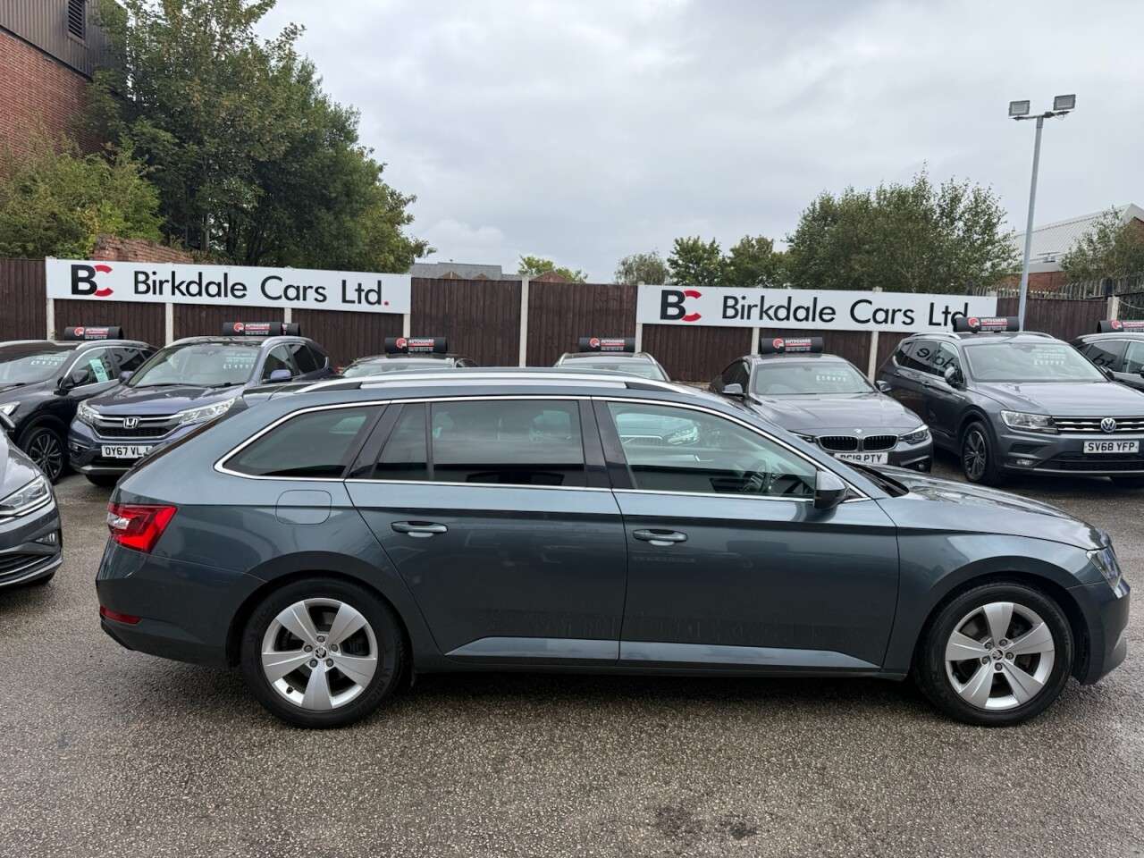 A 2017 SKODA SUPERB 2.0 TDI SE Business Estate 5dr Diesel DSG Auto Euro 6 (s/s) (150 ps) FSH - A 2017 SKODA SUPERB 2.0 TDI SE Business Estate 5dr Diesel DSG Auto Euro 6 (s/s) (150 ps) FSH -