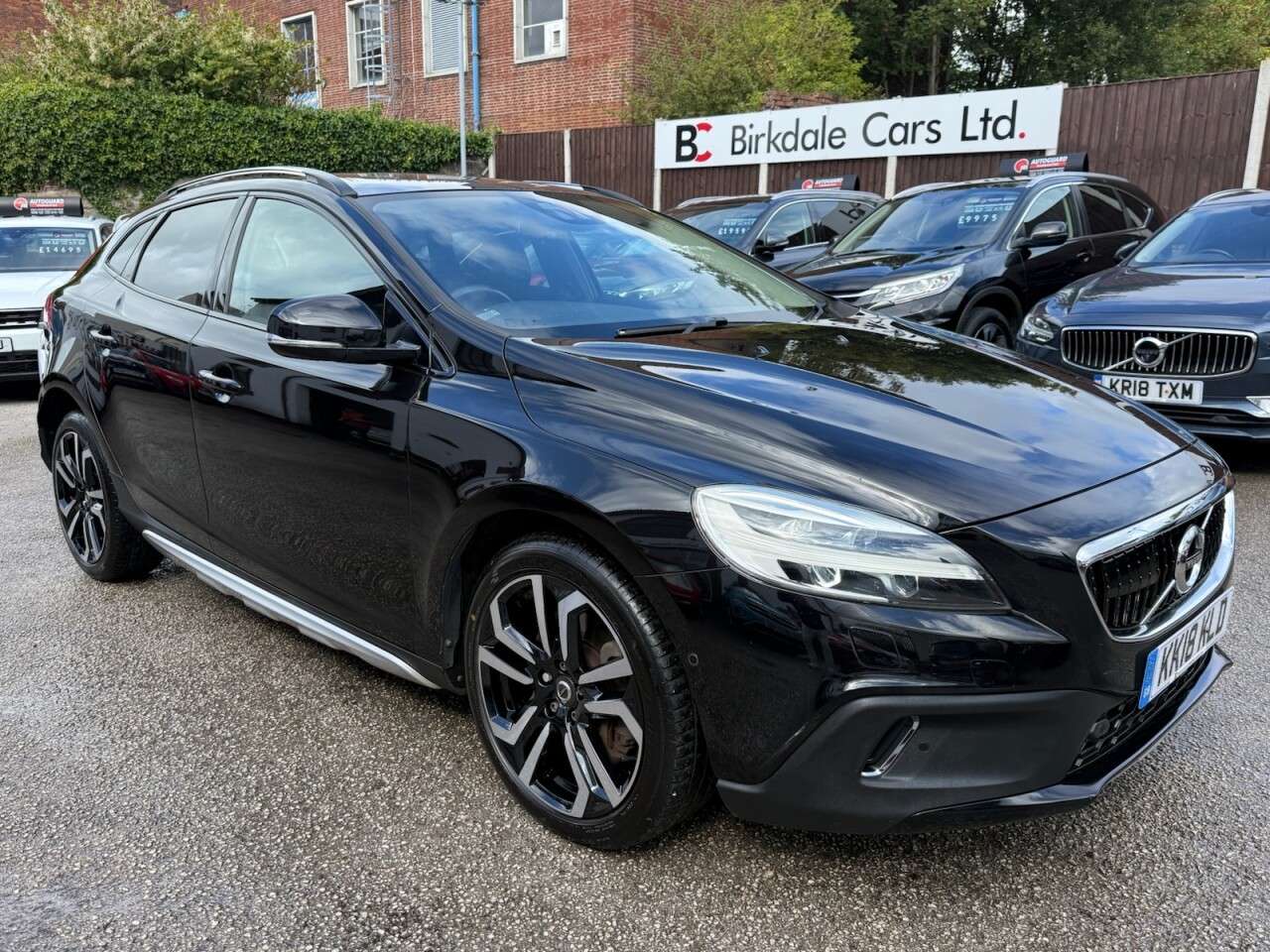 A 2018 VOLVO V40 CROSS COUNTRY 2.0 D3 Pro Hatchback 5dr Diesel Manual Euro 6 (s/s) (150 ps) FSH - LEATHER A 2018 VOLVO V40 CROSS COUNTRY 2.0 D3 Pro Hatchback 5dr Diesel Manual Euro 6 (s/s) (150 ps) FSH - LEATHER