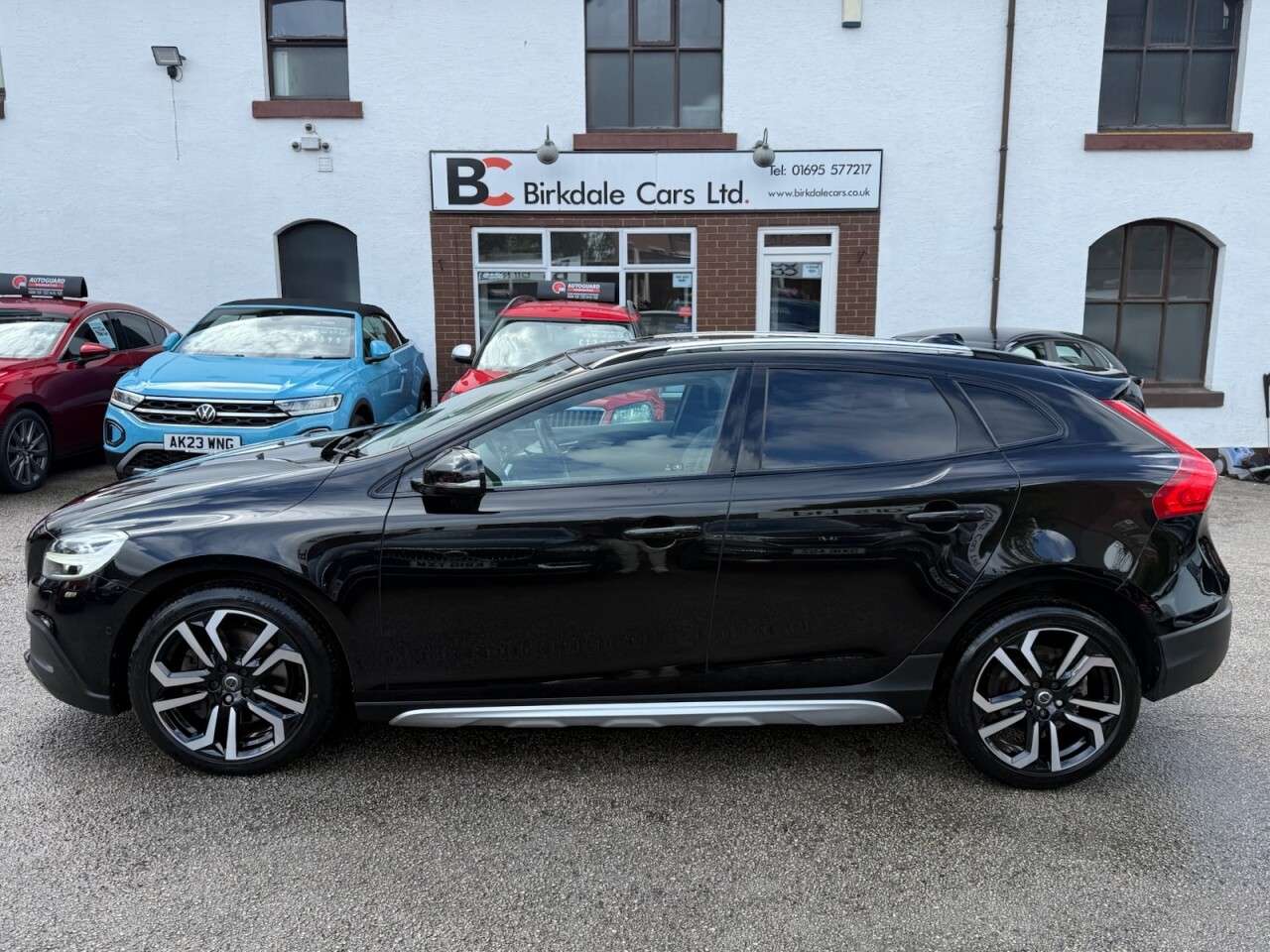 A 2018 VOLVO V40 CROSS COUNTRY 2.0 D3 Pro Hatchback 5dr Diesel Manual Euro 6 (s/s) (150 ps) FSH - LEATHER A 2018 VOLVO V40 CROSS COUNTRY 2.0 D3 Pro Hatchback 5dr Diesel Manual Euro 6 (s/s) (150 ps) FSH - LEATHER