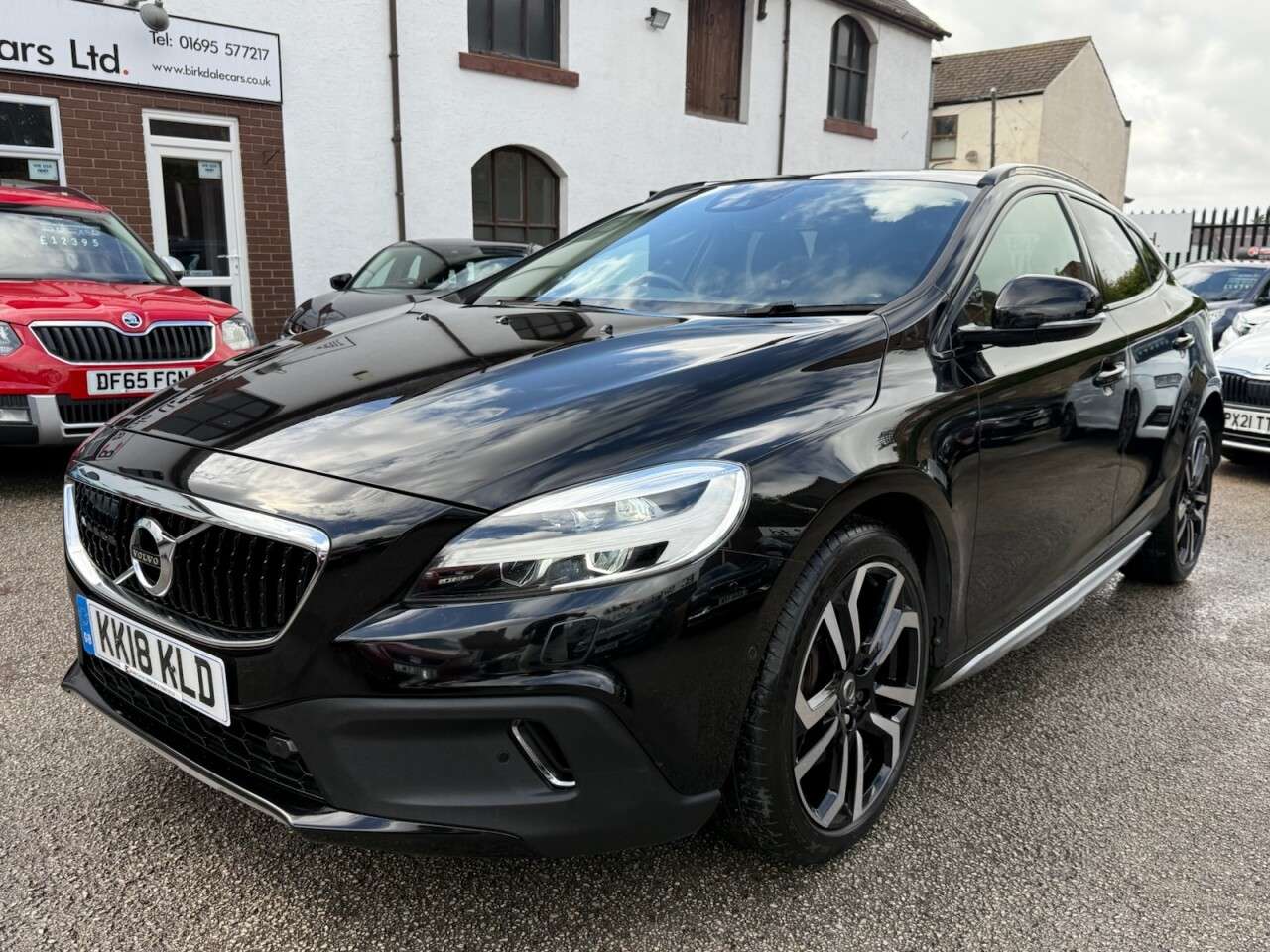 A 2018 VOLVO V40 CROSS COUNTRY 2.0 D3 Pro Hatchback 5dr Diesel Manual Euro 6 (s/s) (150 ps) FSH - LEATHER A 2018 VOLVO V40 CROSS COUNTRY 2.0 D3 Pro Hatchback 5dr Diesel Manual Euro 6 (s/s) (150 ps) FSH - LEATHER