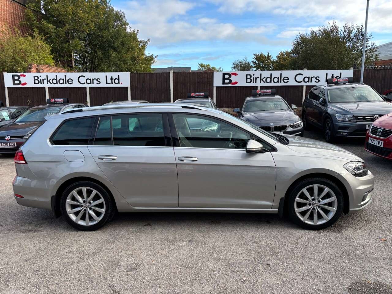 A 2020 VOLKSWAGEN GOLF 2.0 TDI GT Edition Estate 5dr Diesel DSG Auto Euro 6 (s/s) (150 ps) FSH (VW A 2020 VOLKSWAGEN GOLF 2.0 TDI GT Edition Estate 5dr Diesel DSG Auto Euro 6 (s/s) (150 ps) FSH (VW