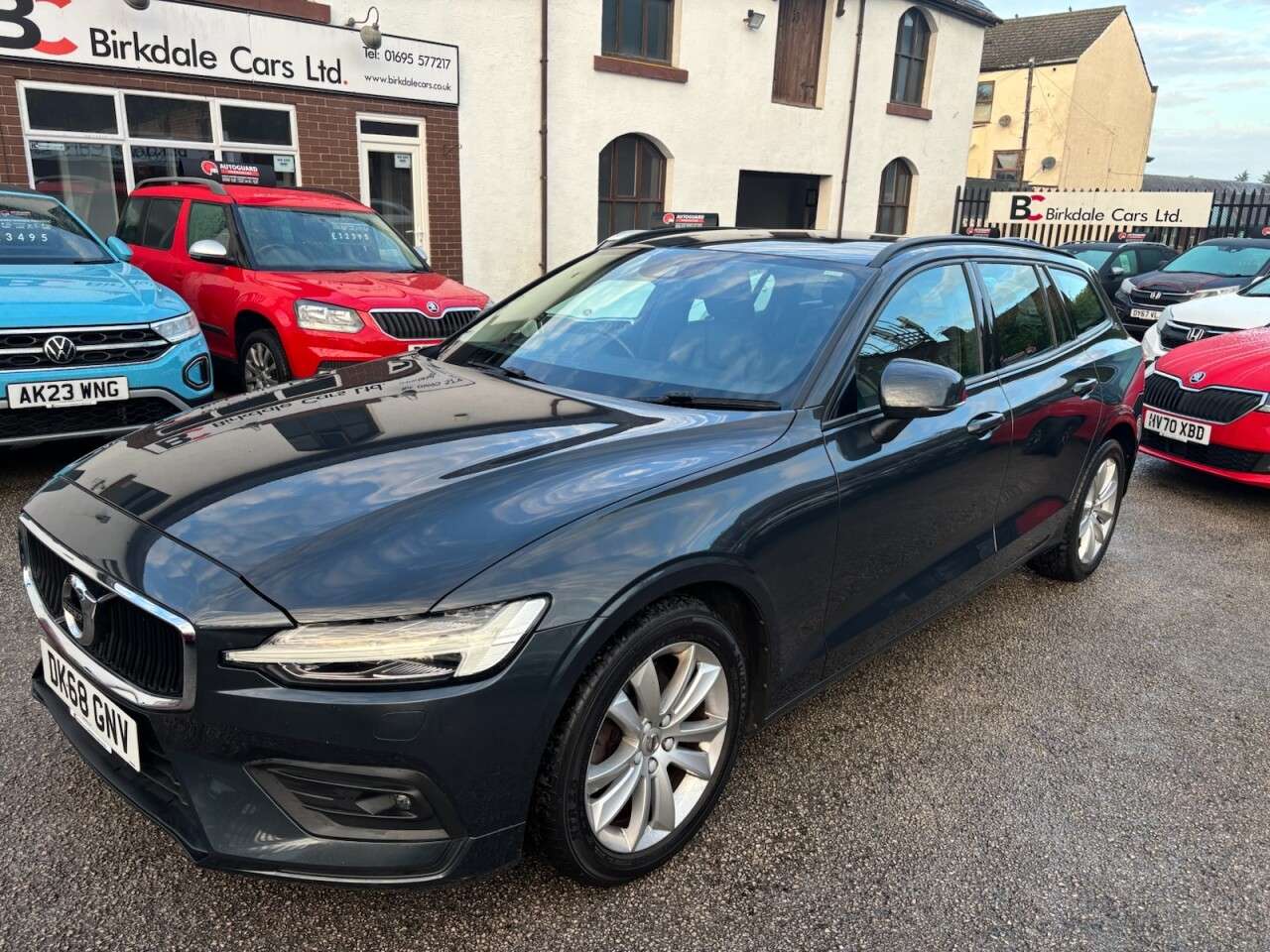 A 2018 VOLVO V60 2.0 D4 Momentum Pro Estate 5dr Diesel Manual Euro 6 (s/s) (190 ps) FSH - LE A 2018 VOLVO V60 2.0 D4 Momentum Pro Estate 5dr Diesel Manual Euro 6 (s/s) (190 ps) FSH - LE