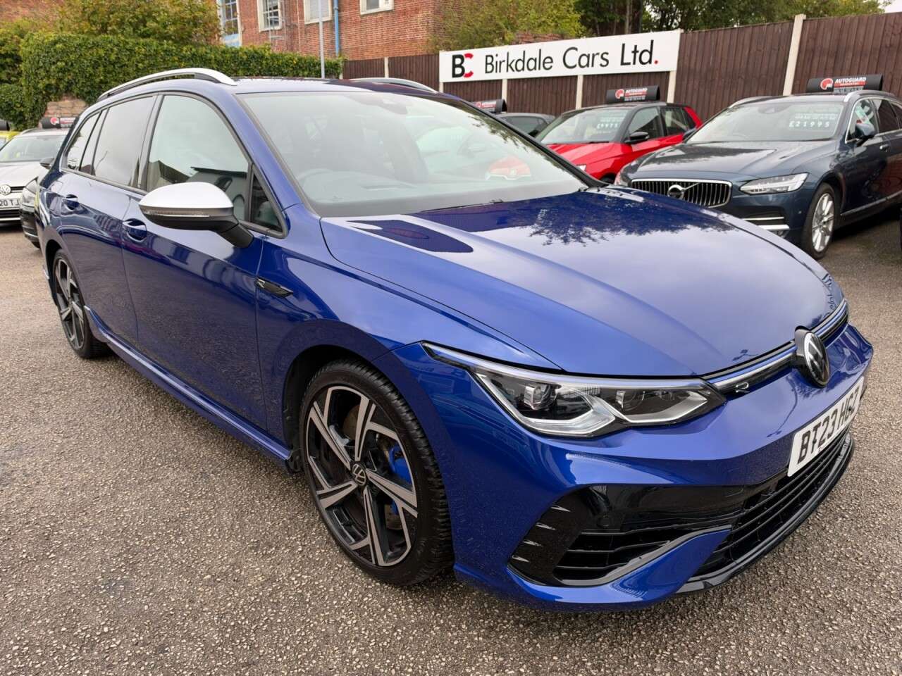 A 2023 VOLKSWAGEN GOLF 2.0 TSI R Estate 5dr Petrol DSG 4Motion 4WD Auto Euro 6 (s/s) (320 ps) FSH A 2023 VOLKSWAGEN GOLF 2.0 TSI R Estate 5dr Petrol DSG 4Motion 4WD Auto Euro 6 (s/s) (320 ps) FSH
