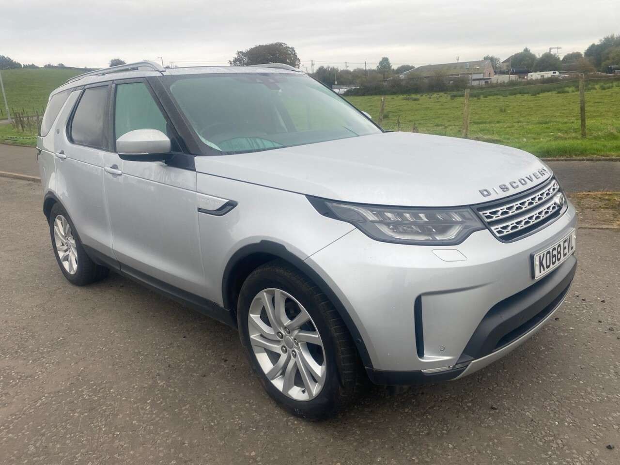 A 2018 LAND ROVER DISCOVERY 2.0 SD4 HSE SUV 7 seat Diesel Auto 4WD Euro 6 (s/s) (240 ps) EURO 6 ULEZ CO A 2018 LAND ROVER DISCOVERY 2.0 SD4 HSE SUV 7 seat Diesel Auto 4WD Euro 6 (s/s) (240 ps) EURO 6 ULEZ CO