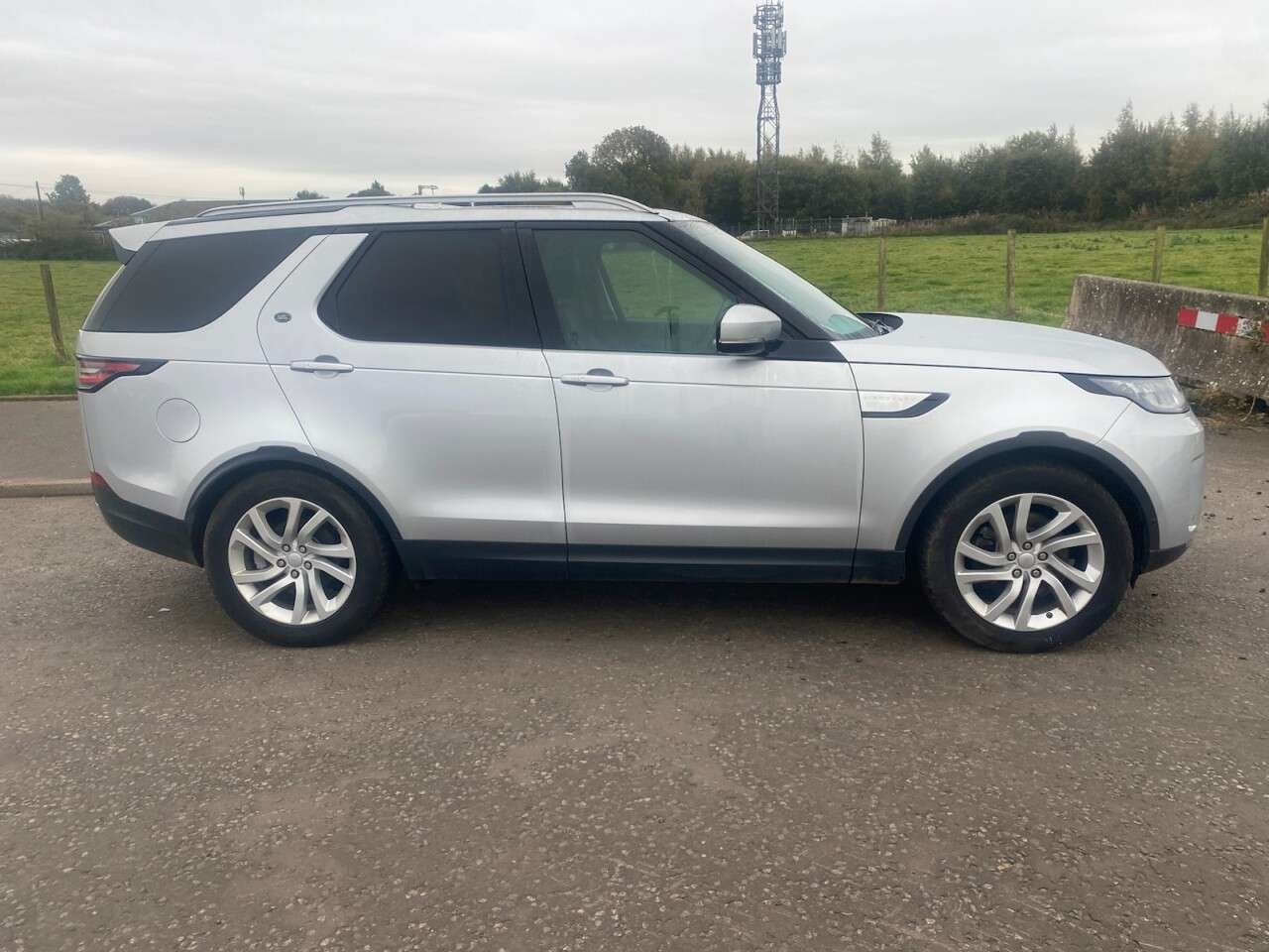 A 2018 LAND ROVER DISCOVERY 2.0 SD4 HSE SUV 7 seat Diesel Auto 4WD Euro 6 (s/s) (240 ps) EURO 6 ULEZ CO A 2018 LAND ROVER DISCOVERY 2.0 SD4 HSE SUV 7 seat Diesel Auto 4WD Euro 6 (s/s) (240 ps) EURO 6 ULEZ CO