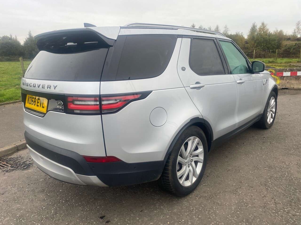 A 2018 LAND ROVER DISCOVERY 2.0 SD4 HSE SUV 7 seat Diesel Auto 4WD Euro 6 (s/s) (240 ps) EURO 6 ULEZ CO A 2018 LAND ROVER DISCOVERY 2.0 SD4 HSE SUV 7 seat Diesel Auto 4WD Euro 6 (s/s) (240 ps) EURO 6 ULEZ CO