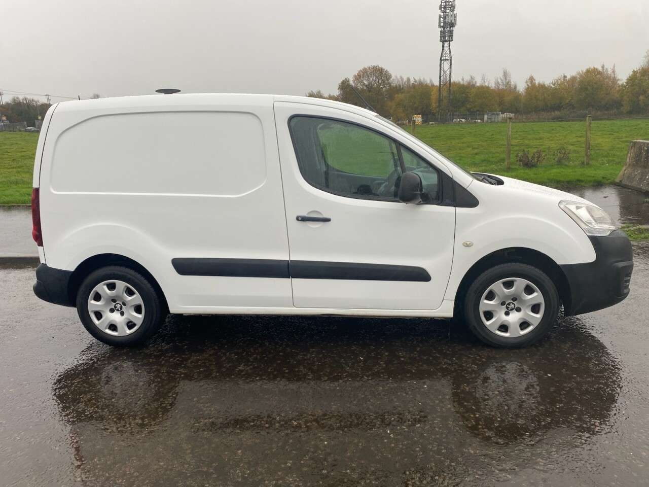 A 2016 PEUGEOT PARTNER 1.6 HDi 625 Professional NO VAT VAN 75 bhp A 2016 PEUGEOT PARTNER 1.6 HDi 625 Professional NO VAT VAN 75 bhp