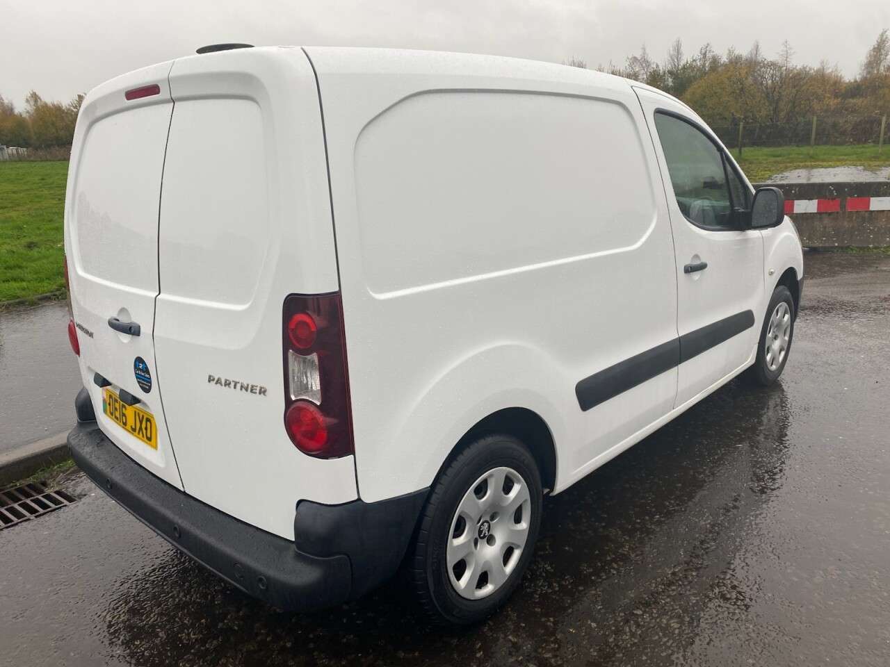 A 2016 PEUGEOT PARTNER 1.6 HDi 625 Professional NO VAT VAN 75 bhp A 2016 PEUGEOT PARTNER 1.6 HDi 625 Professional NO VAT VAN 75 bhp