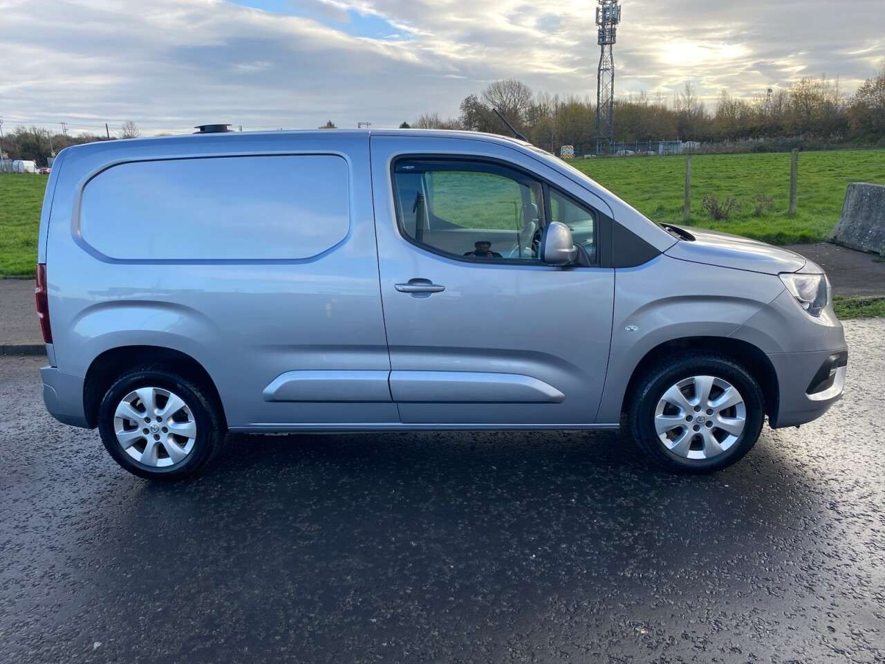 A 2019 VAUXHALL COMBO 1.5 Turbo D 2000 Limited Edition Nav NO VAT VAN Euro 6 (s/s) (100 ps) A 2019 VAUXHALL COMBO 1.5 Turbo D 2000 Limited Edition Nav NO VAT VAN Euro 6 (s/s) (100 ps)