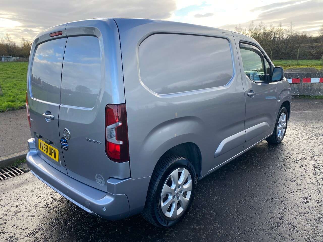 A 2019 VAUXHALL COMBO 1.5 Turbo D 2000 Limited Edition Nav NO VAT VAN Euro 6 (s/s) (100 ps) A 2019 VAUXHALL COMBO 1.5 Turbo D 2000 Limited Edition Nav NO VAT VAN Euro 6 (s/s) (100 ps)