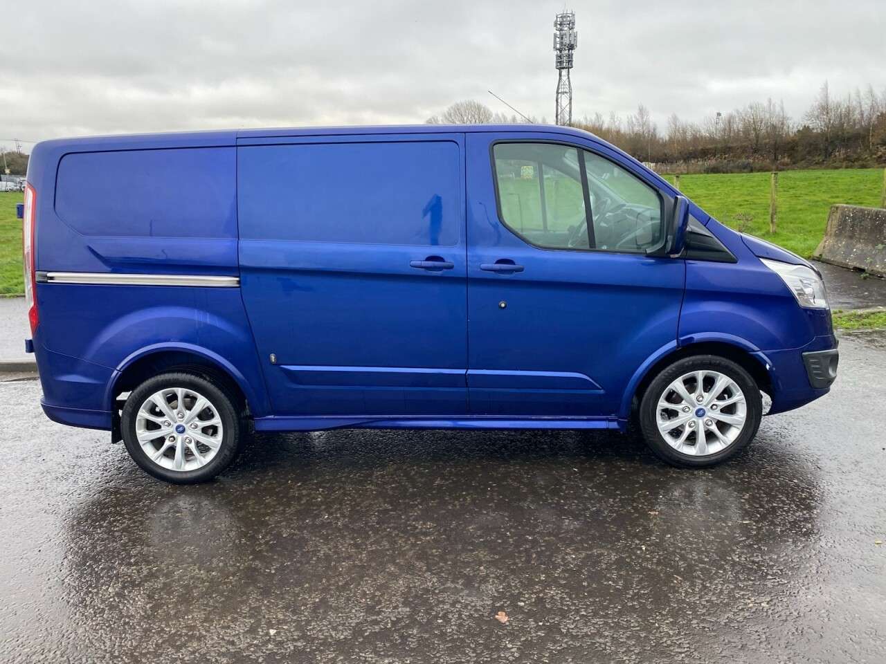 A 2016 FORD TRANSIT CUSTOM 2.2 TDCi 290 Sport NO VAT VAN 153 bhp TIMING CHAIN NOT BELTS A 2016 FORD TRANSIT CUSTOM 2.2 TDCi 290 Sport NO VAT VAN 153 bhp TIMING CHAIN NOT BELTS