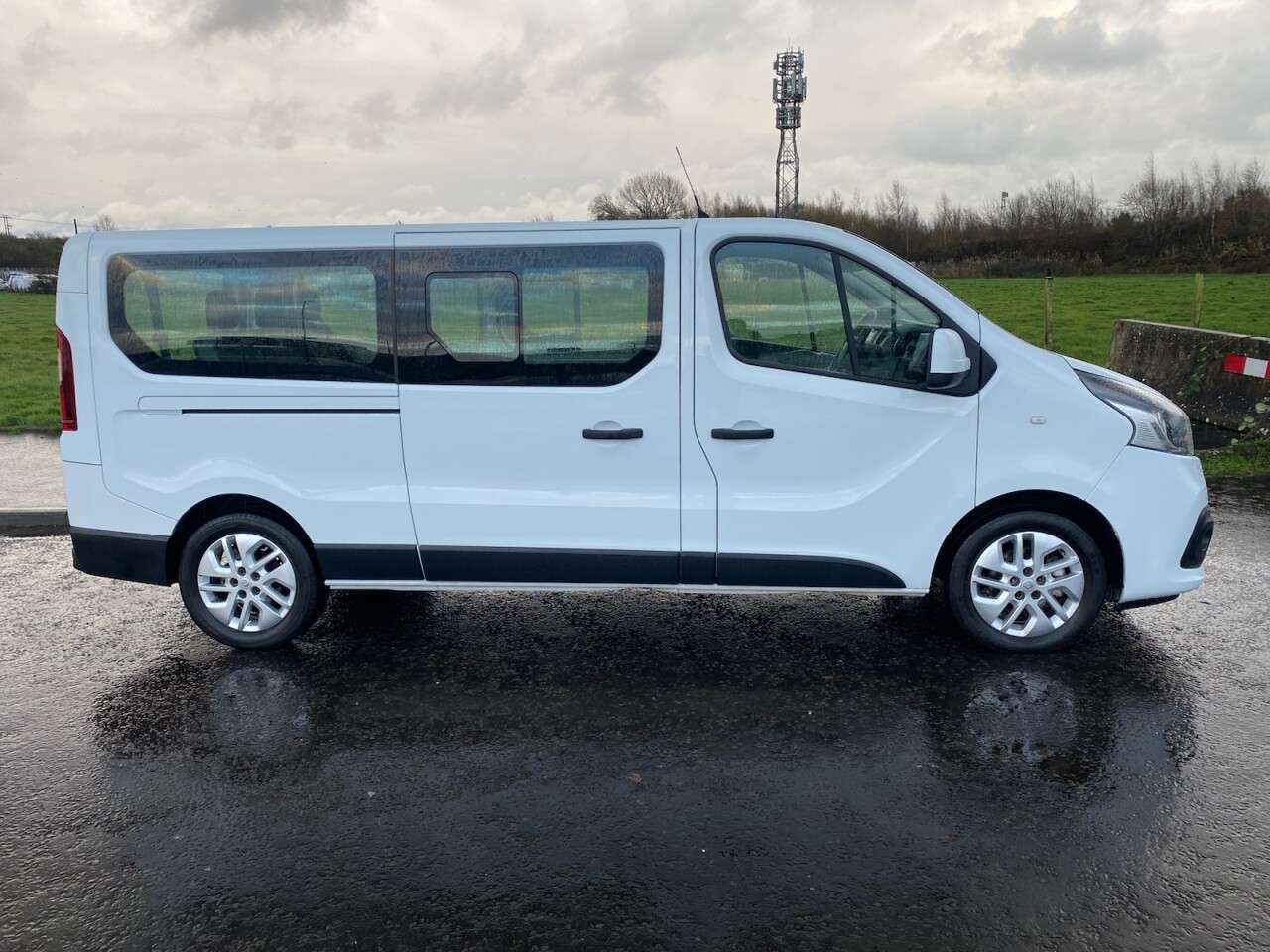 A 2015 RENAULT TRAFIC 1.6 DCI LL29 LWB 9 SEAT SPORT NAV NO VAT MINIBUS 125 BHP A 2015 RENAULT TRAFIC 1.6 DCI LL29 LWB 9 SEAT SPORT NAV NO VAT MINIBUS 125 BHP