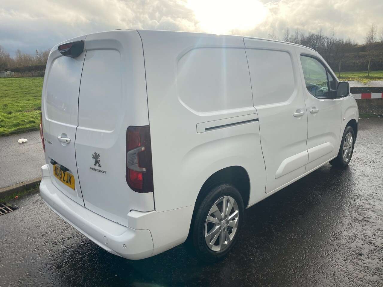 A 2019 PEUGEOT PARTNER 1.5 BlueHDi 950 Asphalt Long NAV NO VAT VAN LWB Euro 6 (s/s) (130 bhp) A 2019 PEUGEOT PARTNER 1.5 BlueHDi 950 Asphalt Long NAV NO VAT VAN LWB Euro 6 (s/s) (130 bhp)