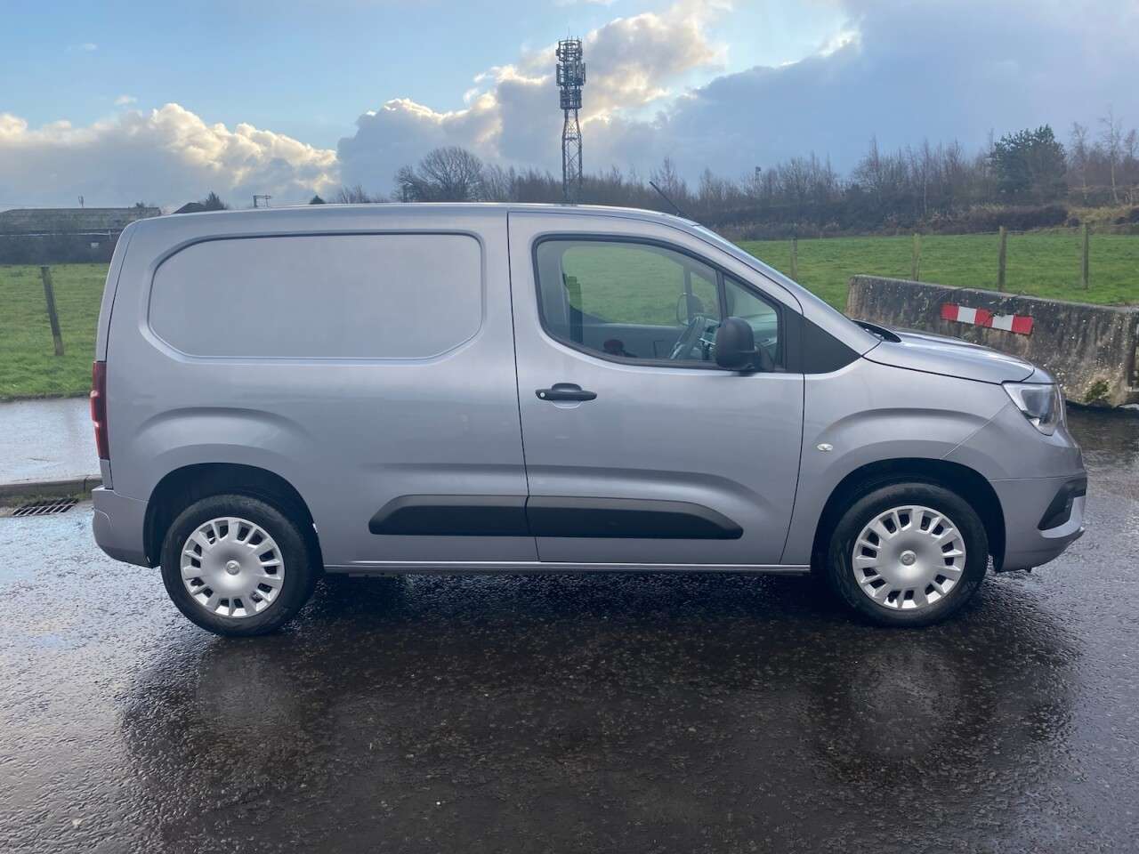 A 2020 VAUXHALL COMBO 1.6 Turbo D 2300 Sportive NO VAT VAN Euro 6 (s/s) (100 ps) A 2020 VAUXHALL COMBO 1.6 Turbo D 2300 Sportive NO VAT VAN Euro 6 (s/s) (100 ps)