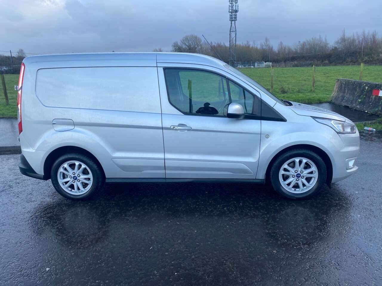 A 2019 FORD TRANSIT CONNECT 1.5 200 EcoBlue Limited NO VAT VAN Auto Euro 6 (s/s) (120 ps) A 2019 FORD TRANSIT CONNECT 1.5 200 EcoBlue Limited NO VAT VAN Auto Euro 6 (s/s) (120 ps)