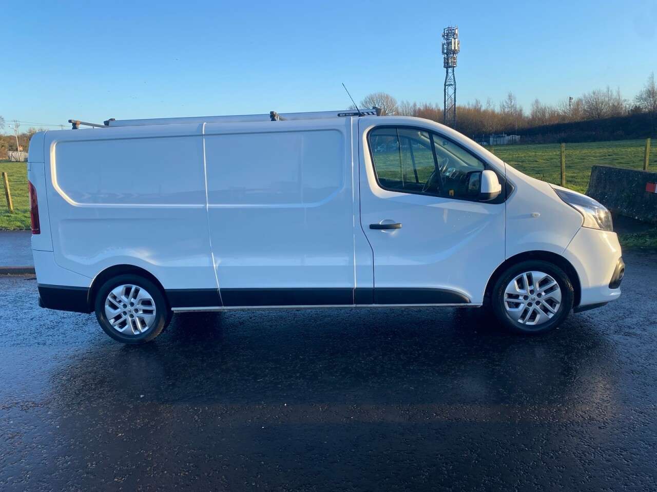 A 2019 RENAULT TRAFIC 1.6 dCi ENERGY 29 Sport Nav LWB NO VAT VAN Euro 6 (s/s) (125 ps) A 2019 RENAULT TRAFIC 1.6 dCi ENERGY 29 Sport Nav LWB NO VAT VAN Euro 6 (s/s) (125 ps)