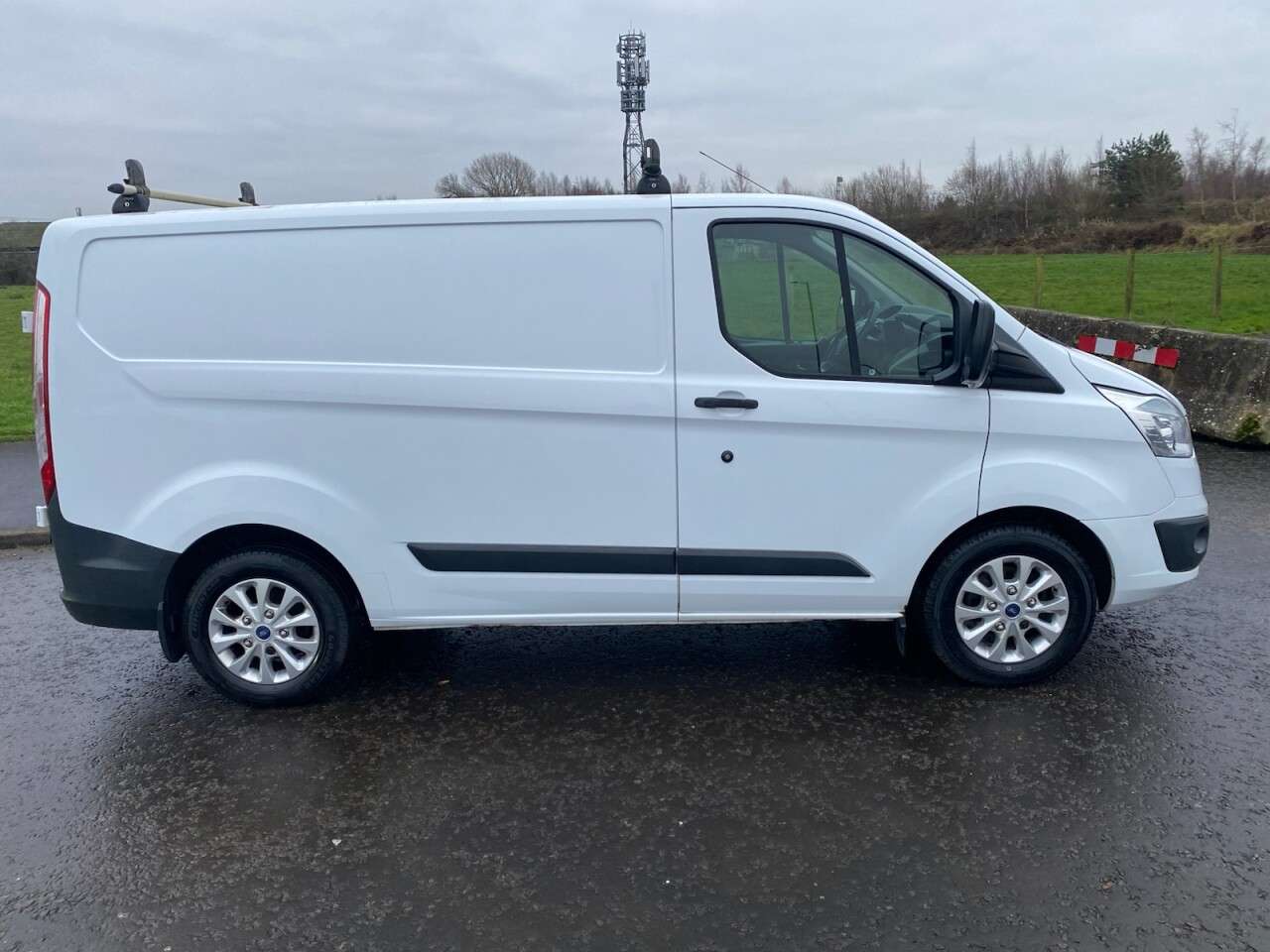 A 2015 FORD TRANSIT CUSTOM 2.2 TDCi 270 Trend NO VAT VAN 98 bhp TIMING CHAIN NOT WET BELTS A 2015 FORD TRANSIT CUSTOM 2.2 TDCi 270 Trend NO VAT VAN 98 bhp TIMING CHAIN NOT WET BELTS