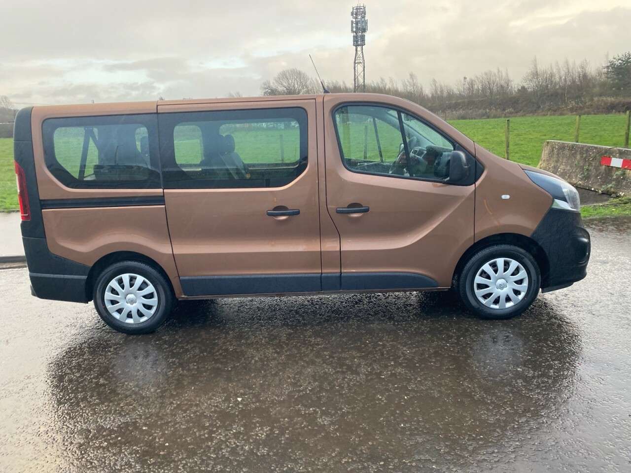 A 2018 VAUXHALL VIVARO 1.6 CDTi 2900 9 SEAT NO VAT MINIBUS Euro 6 (s/s) (9 Seat) (120 ps) A 2018 VAUXHALL VIVARO 1.6 CDTi 2900 9 SEAT NO VAT MINIBUS Euro 6 (s/s) (9 Seat) (120 ps)