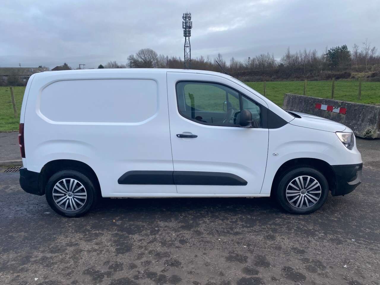 A 2021 VAUXHALL COMBO 1.5 Turbo D 2000 Dynamic NO VAT VAN Euro 6 (75 ps) A 2021 VAUXHALL COMBO 1.5 Turbo D 2000 Dynamic NO VAT VAN Euro 6 (75 ps)