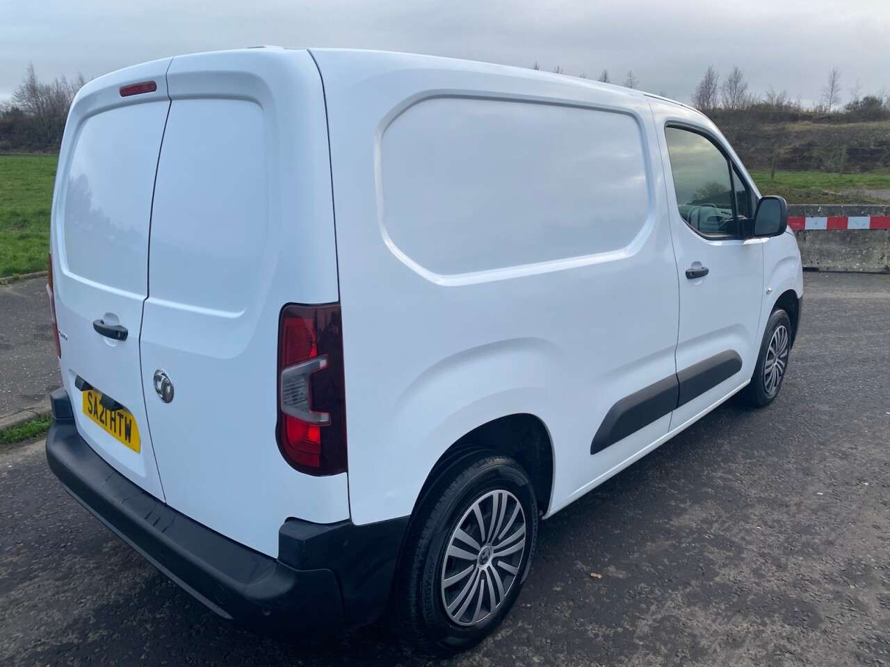 A 2021 VAUXHALL COMBO 1.5 Turbo D 2000 Dynamic NO VAT VAN Euro 6 (75 ps) A 2021 VAUXHALL COMBO 1.5 Turbo D 2000 Dynamic NO VAT VAN Euro 6 (75 ps)