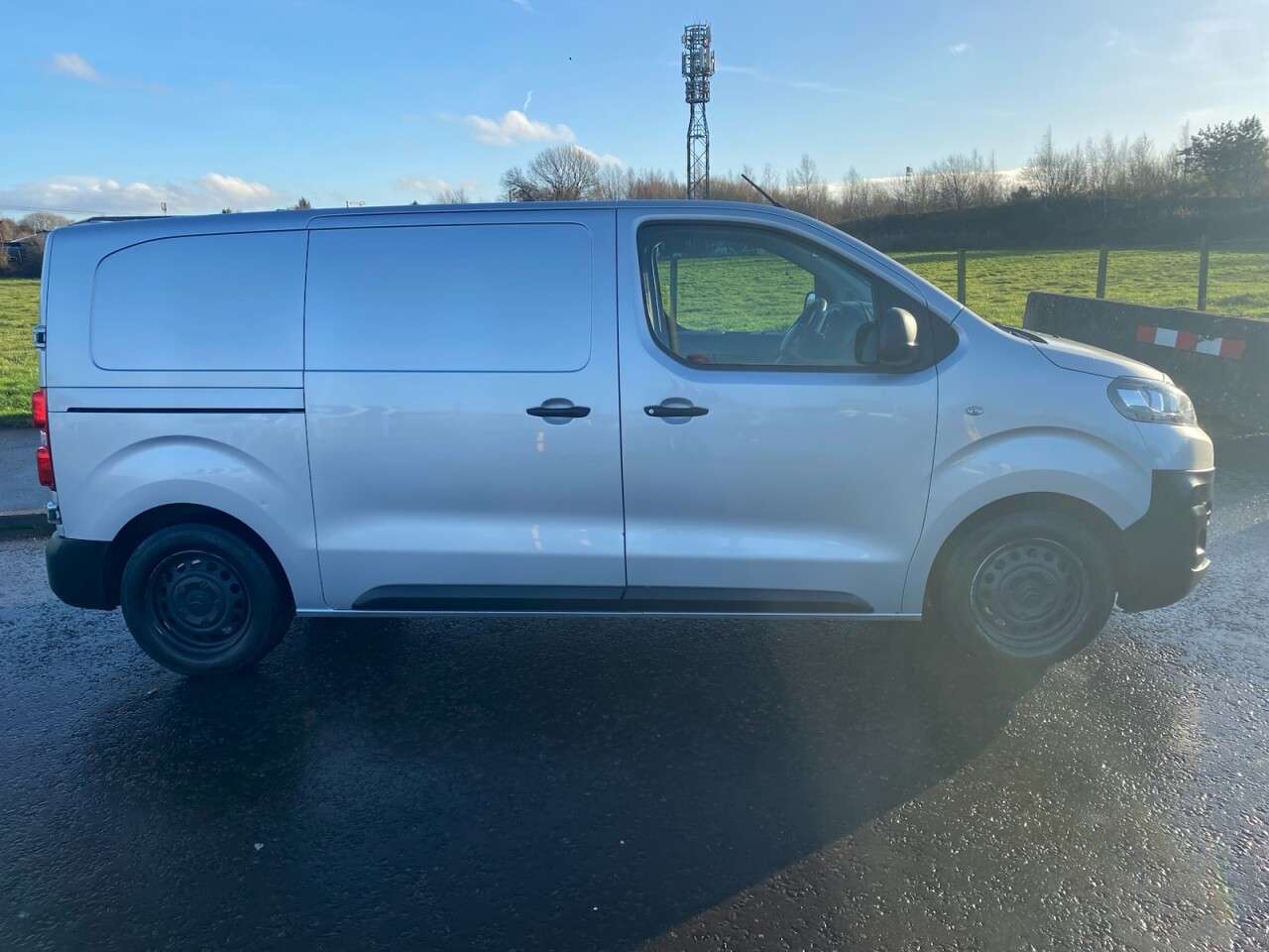 A 2019 CITROEN DISPATCH 1.6 BlueHDi 1000 Enterprise M NO VAT VAN FWD 2 Euro 6 (s/s) (115 ps) A 2019 CITROEN DISPATCH 1.6 BlueHDi 1000 Enterprise M NO VAT VAN FWD 2 Euro 6 (s/s) (115 ps)
