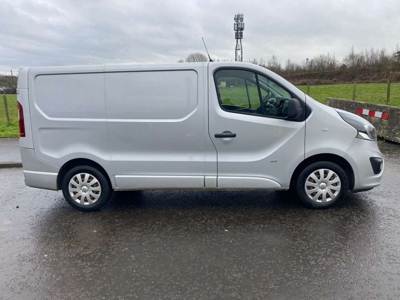 A 2016 VAUXHALL VIVARO 1.6 CDTi 2700 BiTurbo ecoFLEX Sportive NO VAT VAN 120 ps A 2016 VAUXHALL VIVARO 1.6 CDTi 2700 BiTurbo ecoFLEX Sportive NO VAT VAN 120 ps