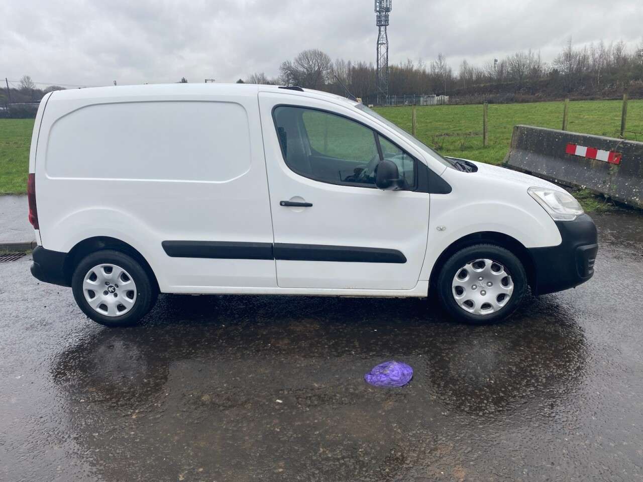 A 2017 PEUGEOT PARTNER 1.6 BlueHDi 854 Professional NO VAT VAN 97.64 bhp TIMING BELTS JUST DONE FE A 2017 PEUGEOT PARTNER 1.6 BlueHDi 854 Professional NO VAT VAN 97.64 bhp TIMING BELTS JUST DONE FE