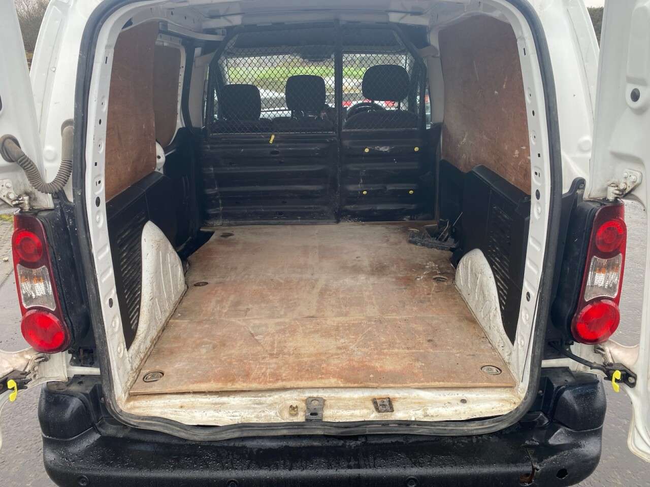 A 2017 PEUGEOT PARTNER 1.6 BlueHDi 854 Professional NO VAT VAN 97.64 bhp TIMING BELTS JUST DONE FE A 2017 PEUGEOT PARTNER 1.6 BlueHDi 854 Professional NO VAT VAN 97.64 bhp TIMING BELTS JUST DONE FE