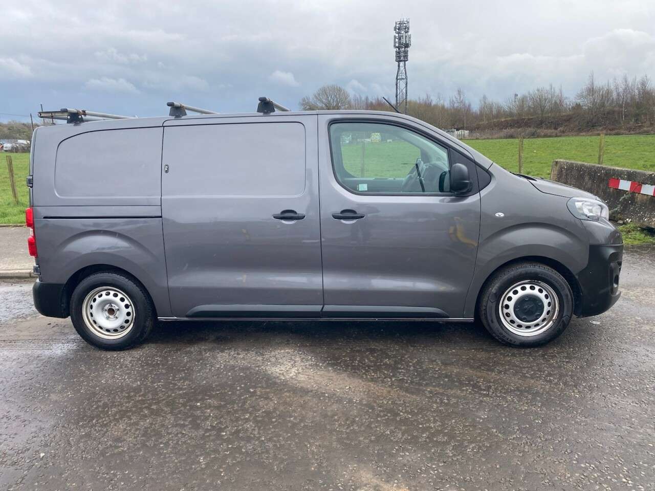A 2021 PEUGEOT EXPERT 1.5 BlueHDi 1000 Professional Premium NO VAT MWB VAN Euro 6 (s/s) (100 bhp) A 2021 PEUGEOT EXPERT 1.5 BlueHDi 1000 Professional Premium NO VAT MWB VAN Euro 6 (s/s) (100 bhp)