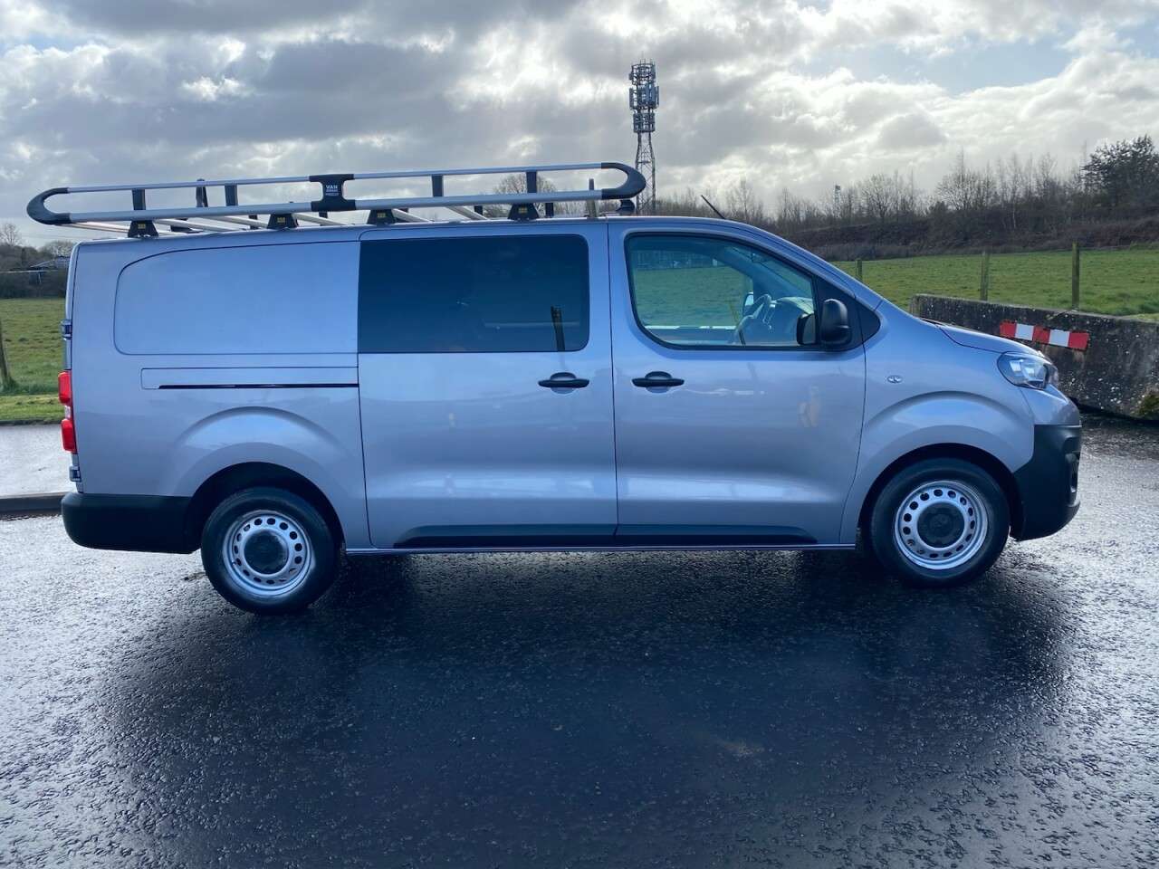 A 2022 PEUGEOT EXPERT 2.0 BlueHDi 1200 Professional Premium LWB Euro 6 (s/s) (6 Seat) (145 ps) A 2022 PEUGEOT EXPERT 2.0 BlueHDi 1200 Professional Premium LWB Euro 6 (s/s) (6 Seat) (145 ps)