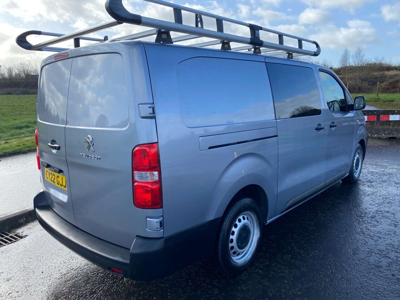 A 2022 PEUGEOT EXPERT 2.0 BlueHDi 1200 Professional Premium LWB Euro 6 (s/s) (6 Seat) (145 ps) A 2022 PEUGEOT EXPERT 2.0 BlueHDi 1200 Professional Premium LWB Euro 6 (s/s) (6 Seat) (145 ps)