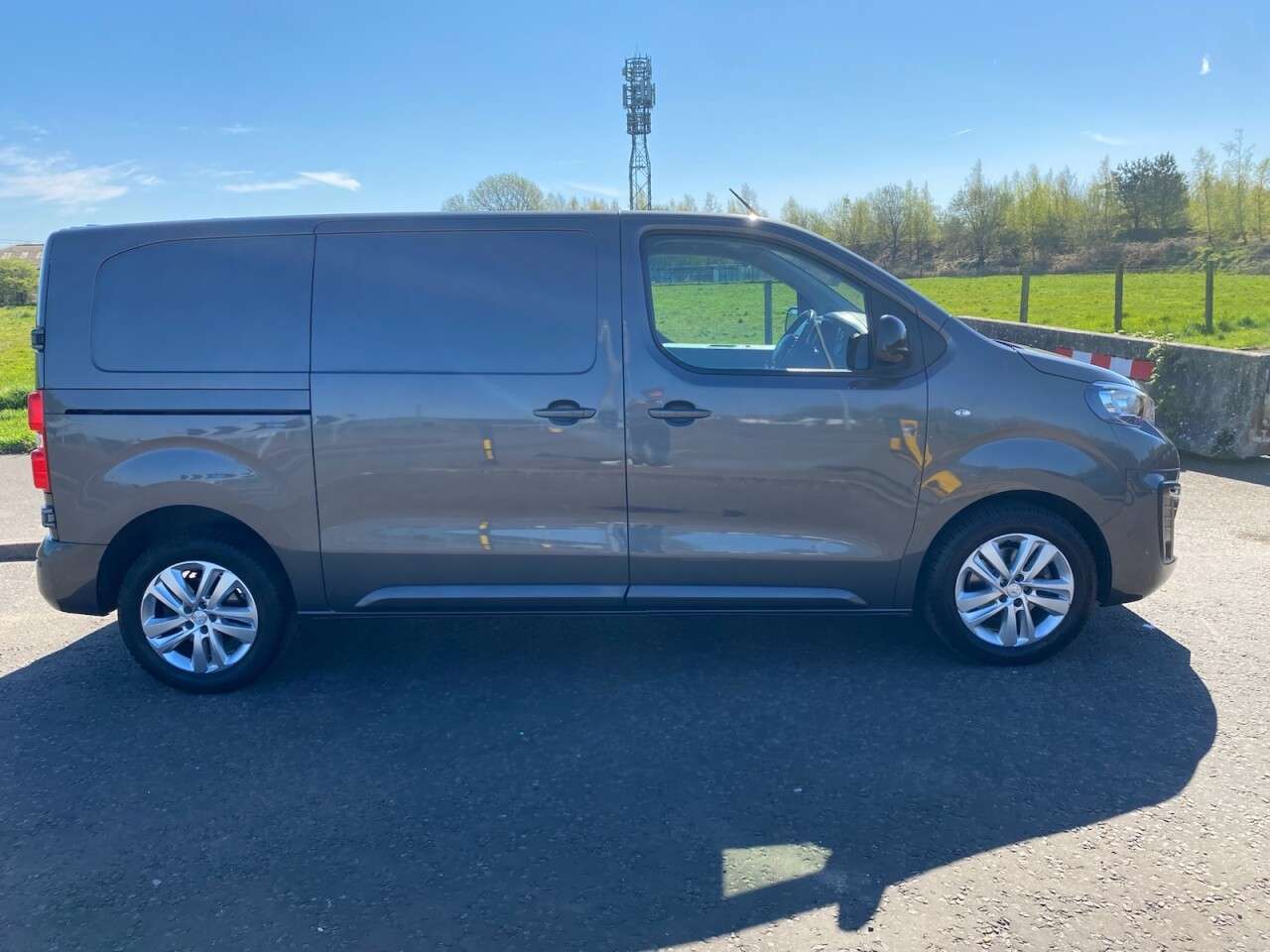 A 2021 PEUGEOT EXPERT 2.0 BlueHDi 1400 ASPHALT PREMIUM NAV NO VAT VAN MWB Euro 6 (s/s) (145 ps) A 2021 PEUGEOT EXPERT 2.0 BlueHDi 1400 ASPHALT PREMIUM NAV NO VAT VAN MWB Euro 6 (s/s) (145 ps)