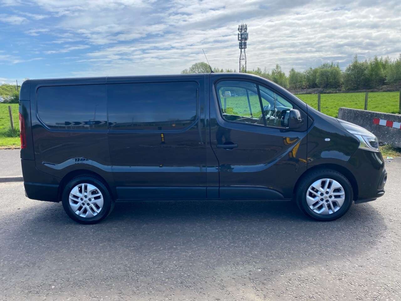 A 2020 RENAULT TRAFIC 2.0 dCi ENERGY 28 SPORT NAV NO VAT VAN Euro 6 (s/s) (120 ps) A 2020 RENAULT TRAFIC 2.0 dCi ENERGY 28 SPORT NAV NO VAT VAN Euro 6 (s/s) (120 ps)