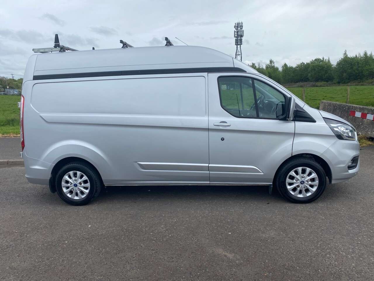 A 2018 FORD TRANSIT CUSTOM 2.0 300 EcoBlue LIMITED LWB HIGH ROOF NO VAT L2 H2 Euro 6 (130 ps) WET BELT A 2018 FORD TRANSIT CUSTOM 2.0 300 EcoBlue LIMITED LWB HIGH ROOF NO VAT L2 H2 Euro 6 (130 ps) WET BELT