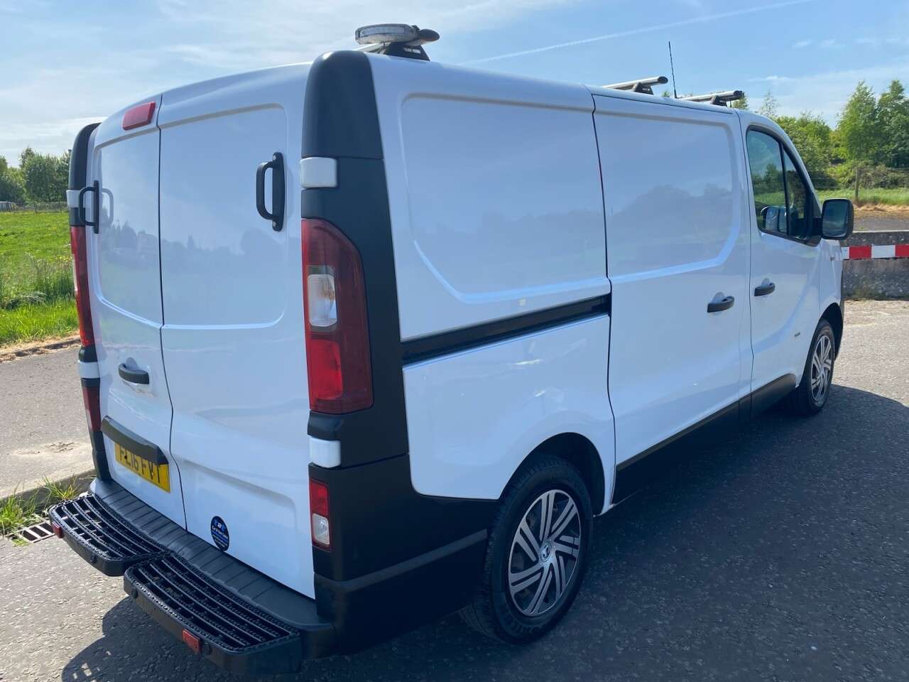 A 2016 VAUXHALL VIVARO 1.6 CDTi 2900 ecoFLEX NO VAT VAN (s/s) (90 ps) A 2016 VAUXHALL VIVARO 1.6 CDTi 2900 ecoFLEX NO VAT VAN (s/s) (90 ps)