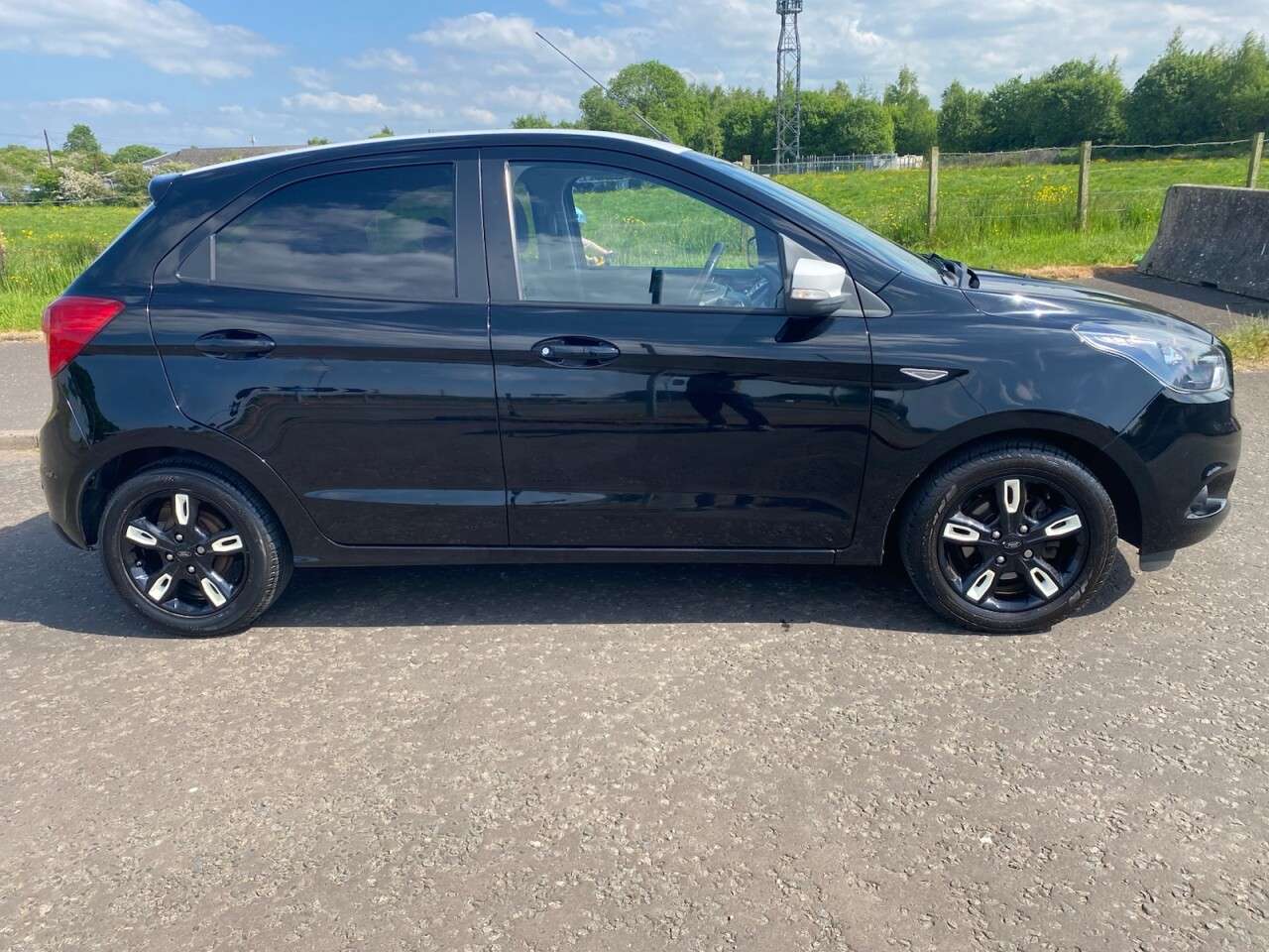 A 2017 FORD KA+ 1.2 Ti-VCT Zetec Hatchback 5dr Petrol Manual Euro 6 (85 ps) 7 SERVICES + JU A 2017 FORD KA+ 1.2 Ti-VCT Zetec Hatchback 5dr Petrol Manual Euro 6 (85 ps) 7 SERVICES + JU