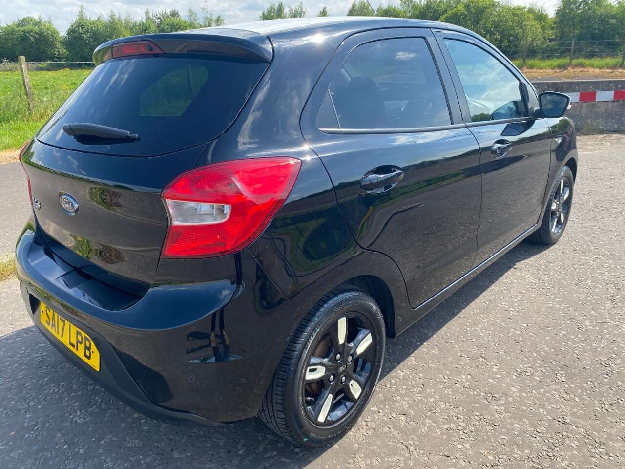 A 2017 FORD KA+ 1.2 Ti-VCT Zetec Hatchback 5dr Petrol Manual Euro 6 (85 ps) 7 SERVICES + JU A 2017 FORD KA+ 1.2 Ti-VCT Zetec Hatchback 5dr Petrol Manual Euro 6 (85 ps) 7 SERVICES + JU
