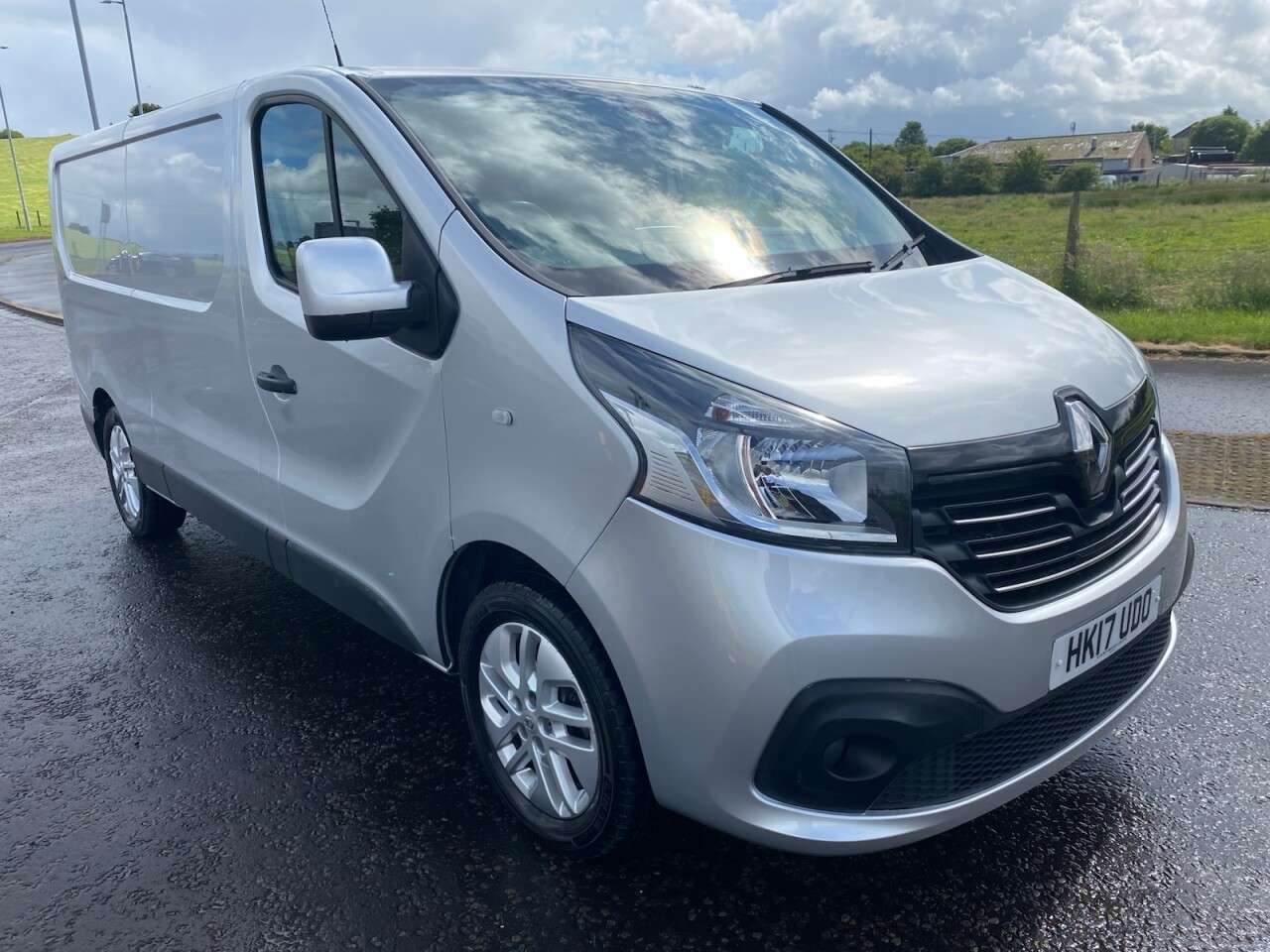 A 2017 RENAULT TRAFIC 1.6 dCi 29 SPORT NAV LWB VAN Euro 6 (120 ps) A 2017 RENAULT TRAFIC 1.6 dCi 29 SPORT NAV LWB VAN Euro 6 (120 ps)