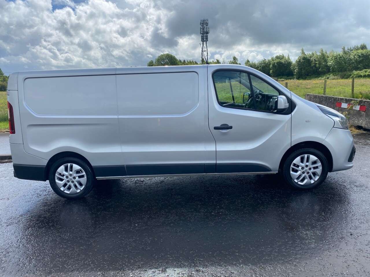 A 2017 RENAULT TRAFIC 1.6 dCi 29 SPORT NAV LWB VAN Euro 6 (120 ps) A 2017 RENAULT TRAFIC 1.6 dCi 29 SPORT NAV LWB VAN Euro 6 (120 ps)
