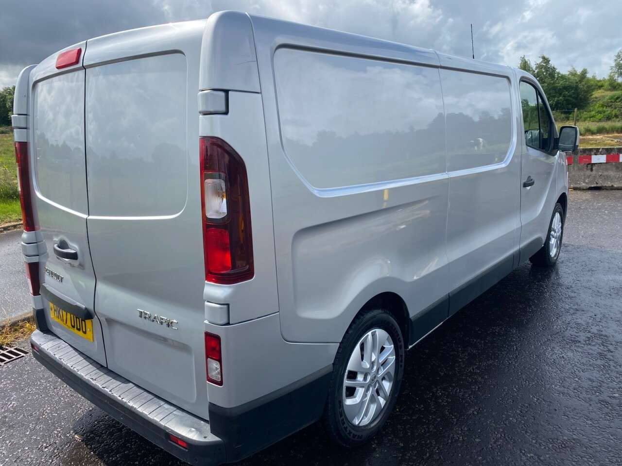 A 2017 RENAULT TRAFIC 1.6 dCi 29 SPORT NAV LWB VAN Euro 6 (120 ps) A 2017 RENAULT TRAFIC 1.6 dCi 29 SPORT NAV LWB VAN Euro 6 (120 ps)