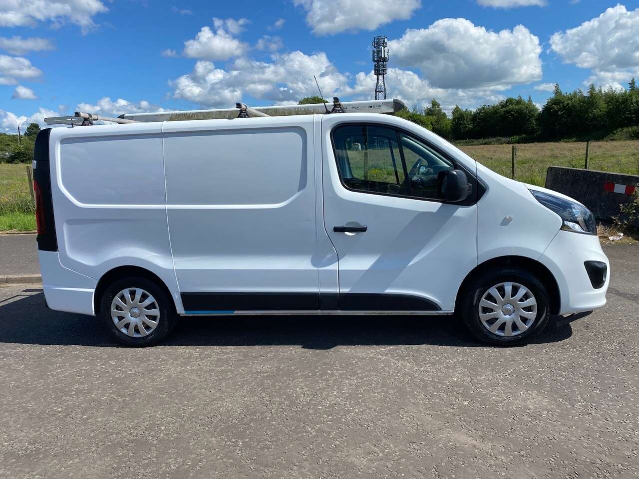 A 2019 VAUXHALL VIVARO 1.6 CDTi 2700 ecoTEC SPORTIVE NO VAT VAN Euro 6 (s/s) (125 ps) ONE OWNER A 2019 VAUXHALL VIVARO 1.6 CDTi 2700 ecoTEC SPORTIVE NO VAT VAN Euro 6 (s/s) (125 ps) ONE OWNER