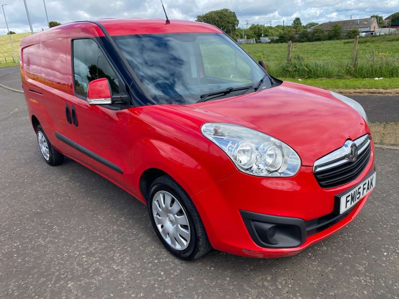 A 2015 VAUXHALL COMBO 1.2 CDTI 2300 L2H1 S/S SPORTIVE 5 SEAT NO VAT LWB CREW VAN 90 BHP SUPPLIED A 2015 VAUXHALL COMBO 1.2 CDTI 2300 L2H1 S/S SPORTIVE 5 SEAT NO VAT LWB CREW VAN 90 BHP SUPPLIED