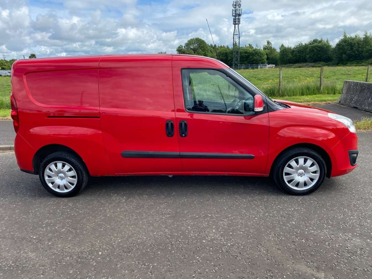 A 2015 VAUXHALL COMBO 1.2 CDTI 2300 L2H1 S/S SPORTIVE 5 SEAT NO VAT LWB CREW VAN 90 BHP SUPPLIED A 2015 VAUXHALL COMBO 1.2 CDTI 2300 L2H1 S/S SPORTIVE 5 SEAT NO VAT LWB CREW VAN 90 BHP SUPPLIED